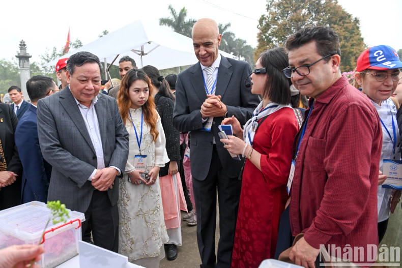 The programme brought delegates to the historic land of Me Linh with the glorious feats of Hai Ba Trung — two heroic female generals of the Vietnam — to admire the flower village in full bloom and enjoy the traditional local products. The programme brought delegates to the historic land of Me Linh with the glorious feats of Hai Ba Trung — two heroic female generals of the Vietnam — to admire the flower village in full bloom and enjoy the traditional local products.