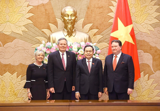 NA Chairman Tran Thanh Man meets with US Senator Steve Daines and his spouse. (Photo: VNA)