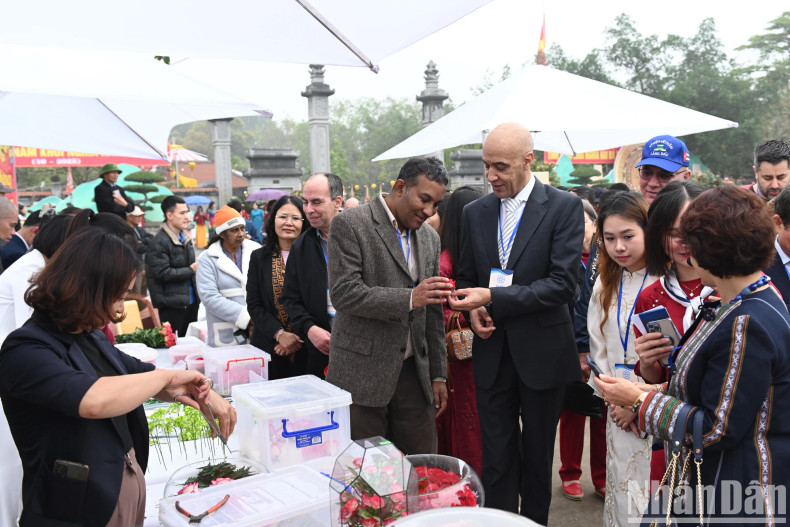 Delegates joining experience activities, including experiencing the flower growing craft village of Me Linh; offering incense, visiting, and listening to the introduction of the special national relic of Hai Ba Trung Temple; planting souvenir trees; and experiencing local traditional culture features such as making immortal flowers, making banh gio, and making lotus tea. Delegates joining experience activities, including experiencing the flower growing craft village of Me Linh; offering incense, visiting, and listening to the introduction of the special national relic of Hai Ba Trung Temple; planting souvenir trees; and experiencing local traditional culture features such as making immortal flowers, making banh gio, and making lotus tea.