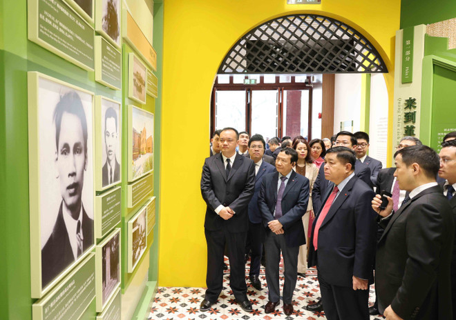 Deputy Prime Minister Nguyen Chi Dung visits the Vietnam Revolutionary Youth League historical site in Guangzhou, Guangdong province. (Photo: VNA)