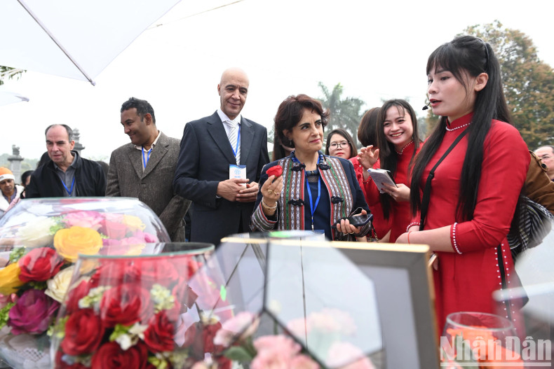 Ambassadors and their spouses and husbands were surprised with the immortal flower products. Ambassadors and their spouses and husbands were surprised with the immortal flower products.