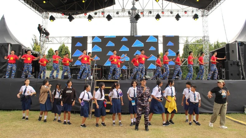 Officers and soldiers of Ship 09 participate in cultural and artistic activities within the framework of exchange activities in Bali, Indonesia.