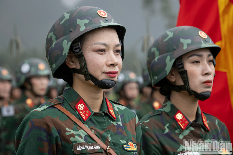 The officers and soldiers actively practice "overcoming the sun and rain" to achieve the best results.