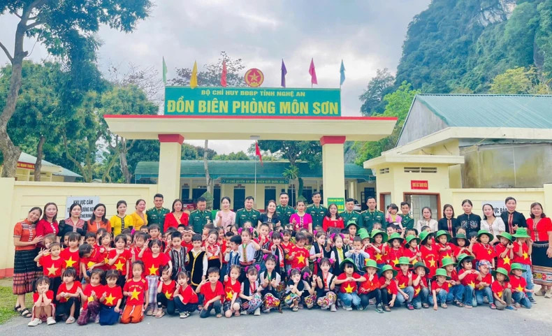 Mon Son Border Guard Station coordinated with Mon Son Kindergarten to organise extracurricular activities to experience the military environment for the school's students. Mon Son Border Guard Station coordinated with Mon Son Kindergarten to organise extracurricular activities to experience the military environment for the school's students.