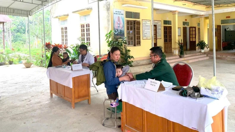 Na Loi Border Guard Station's military medical staff and Na Loi Commune Health Station organise measles vaccination for children from 1 to 6 years old and examine and provide medicine for local people. Na Loi Border Guard Station's military medical staff and Na Loi Commune Health Station organise measles vaccination for children from 1 to 6 years old and examine and provide medicine for local people.