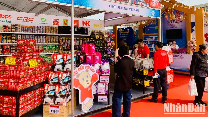 Shopping activities taking place at Thai Product Week in Hai Phong. Shopping activities taking place at Thai Product Week in Hai Phong.