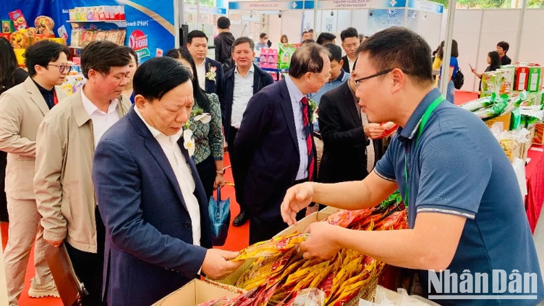 Delegates visit booths introducing Thai products. Delegates visit booths introducing Thai products.