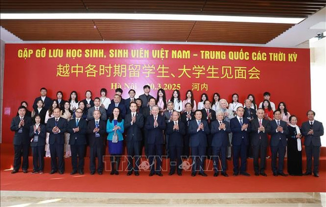 Party General Secretary To Lam and other delegates pose for a photo. (Photo: VNA) Party General Secretary To Lam and other delegates pose for a photo. (Photo: VNA)