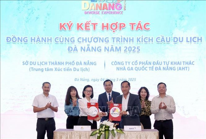 Tourism businesses affirms commitment to accompany the implementation of the stimulus programme to lure visitors to the central city of Da Nang in 2025. (Photo: VNA) Tourism businesses affirms commitment to accompany the implementation of the stimulus programme to lure visitors to the central city of Da Nang in 2025. (Photo: VNA)