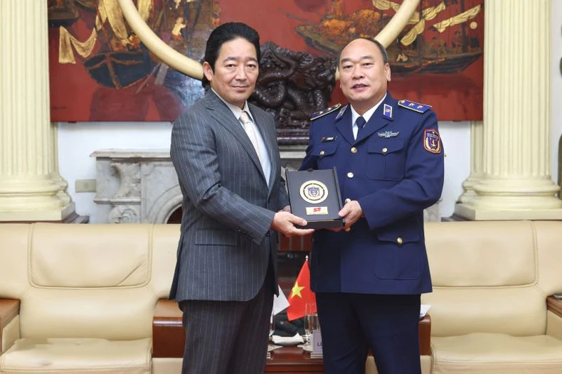 Lieutenant General Le Quang Dao, Commander of the Vietnam Coast Guard, presents a souvenir to Ishikawa Isamu, Deputy Ambassador of Japan to Vietnam. Lieutenant General Le Quang Dao, Commander of the Vietnam Coast Guard, presents a souvenir to Ishikawa Isamu, Deputy Ambassador of Japan to Vietnam.
