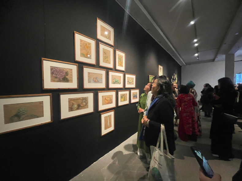 The exhibition attracts many visitors The exhibition attracts many visitors