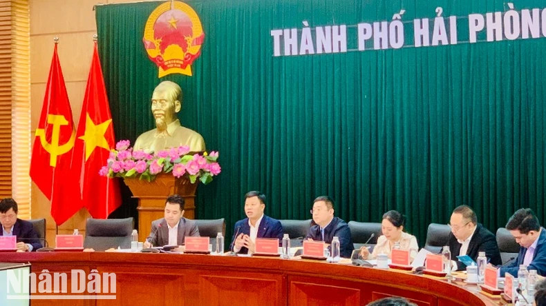 Delegates chairing the meeting.