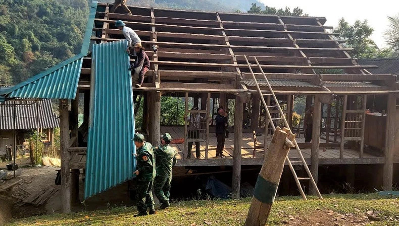 Cadres, soldiers, union members, and youth of Na Loi Border Guard Station, together with local Party Committees, authorities, and people of Na Loi Commune, Ky Son District, support poor households in the area during the process of building new houses. Cadres, soldiers, union members, and youth of Na Loi Border Guard Station, together with local Party Committees, authorities, and people of Na Loi Commune, Ky Son District, support poor households in the area during the process of building new houses.