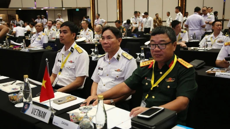 Rear Admiral Pham Van Hung, Deputy Chief of Staff of the Vietnam People's Navy, participated in the International Maritime Security Symposium in Indonesia.