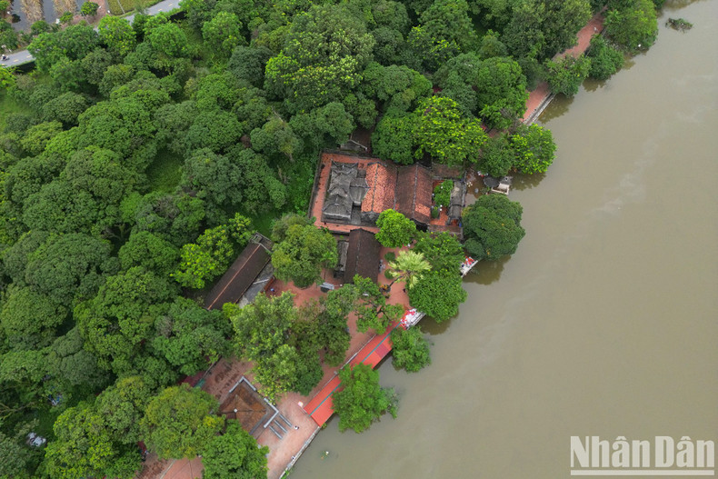 During the trip, participants also visited Duc Thanh Ca Temple national historical and cultural relic in Huu Vinh Village, Hong Quang Commune, Ung Hoa District.