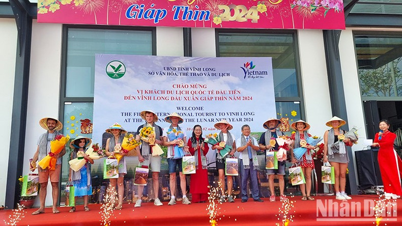 Vinh Long Province welcomes the first international tourist to the locality. Vinh Long Province welcomes the first international tourist to the locality.