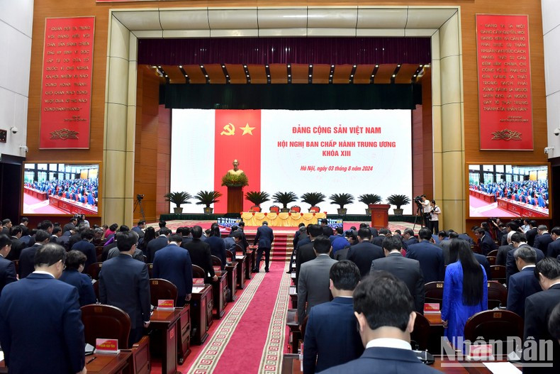 Before the meeting started, the Party Central Committee observed a minute of silence in commemoration of late Party General Secretary Nguyen Phu Trong. Before the meeting started, the Party Central Committee observed a minute of silence in commemoration of late Party General Secretary Nguyen Phu Trong.