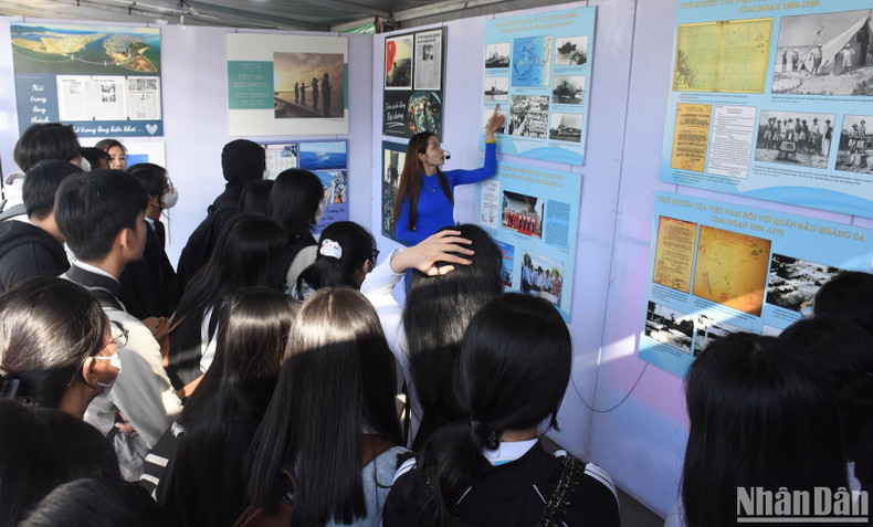 The festival also includes a space introducing photos on Vietnam’s sovereignty over Hoang Sa (Paracel) Archipelago. The festival also includes a space introducing photos on Vietnam’s sovereignty over Hoang Sa (Paracel) Archipelago.