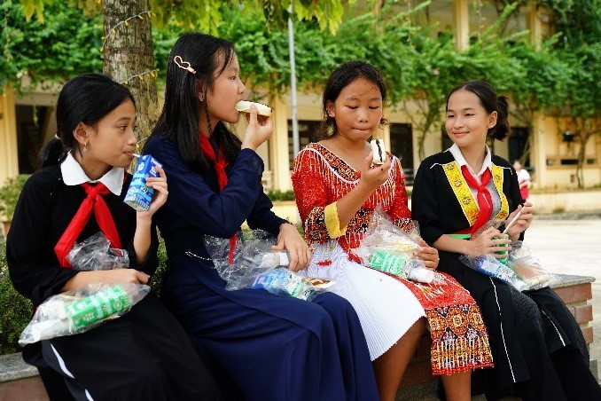 Children enjoy Vinamilk's products. Children enjoy Vinamilk's products.