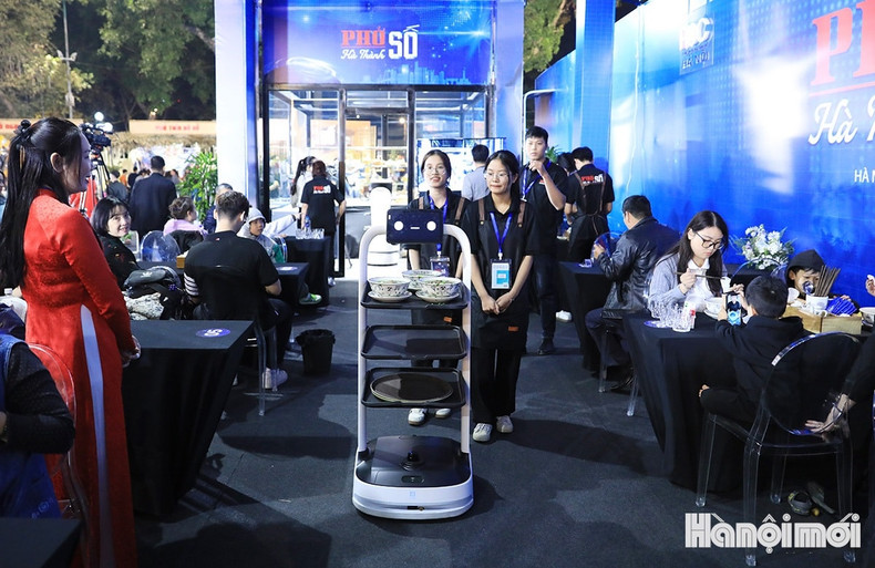 Visitors to the Digital Pho space had the opportunity to experience typical traditional pho dishes of Hanoi and 'digital pho' prepared by smart robots. (Photo: hanoimoi.vn)