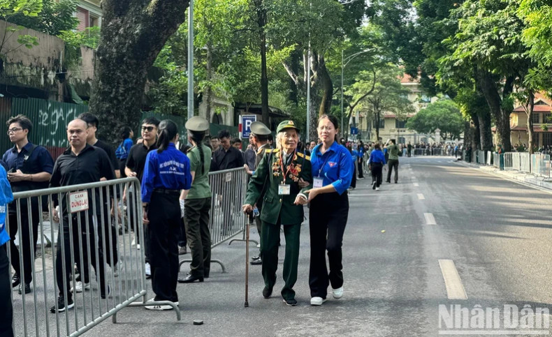 A youth volunteer helps a veteran pay their respects to General Secretary Nguyen Phu Trong. A youth volunteer helps a veteran pay their respects to General Secretary Nguyen Phu Trong.