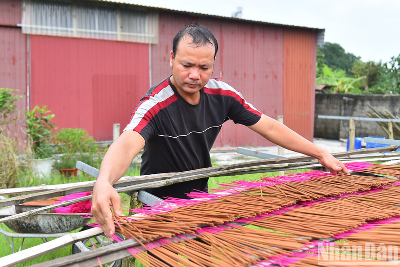 Incense sticks are left to dry in the sun, which brings the natural fragrance to the product.