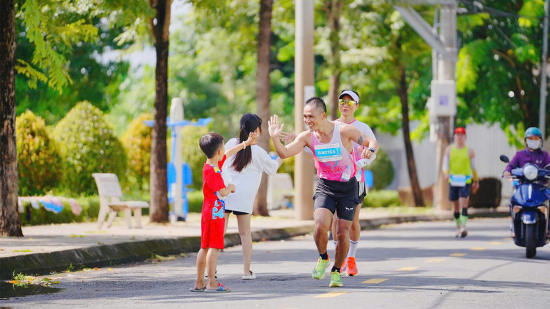 Runners give high fives to local children.