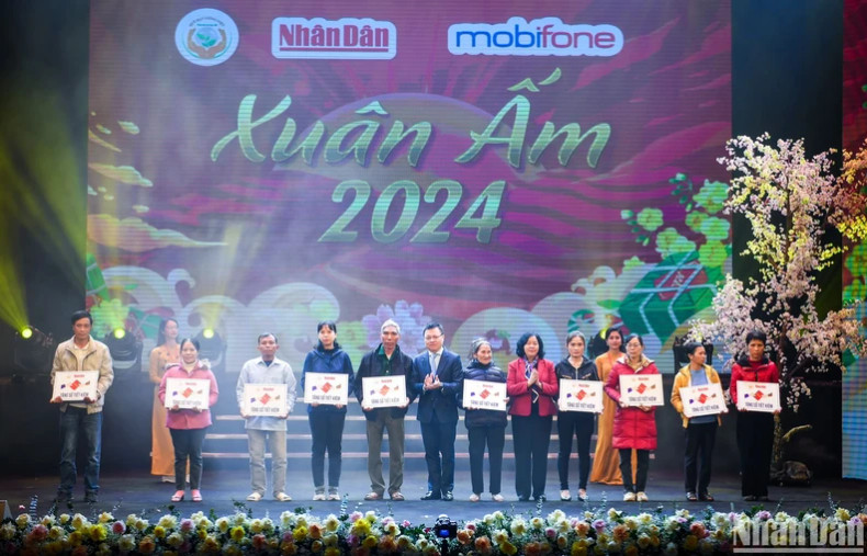 Gifts presented to policy beneficiary families and poor households at the “Xuan am” (Warm spring) programme held in December 2023 by Nhan Dan TV and the “Quy Hat giong Viet” (Vietnamese Seed Fund)