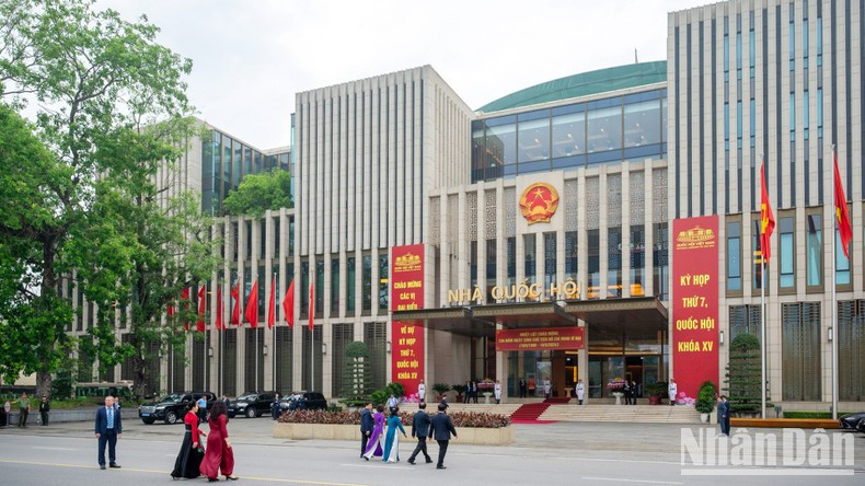 Delegates leave for the NA headquarters for the opening ceremony of the seventh session of the NA's 15th tenure. Delegates leave for the NA headquarters for the opening ceremony of the seventh session of the NA's 15th tenure.