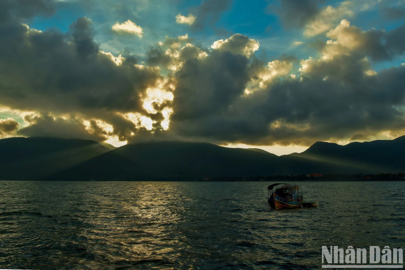 Embracing all the difficulties and harsh weather, fishermen still head out to sea with determination. Embracing all the difficulties and harsh weather, fishermen still head out to sea with determination.