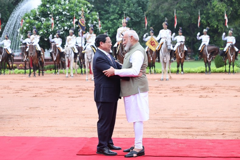 Prime Minister Pham Minh Chinh and his Indian counterpart Narendra Modi at the welcome ceremony Prime Minister Pham Minh Chinh and his Indian counterpart Narendra Modi at the welcome ceremony