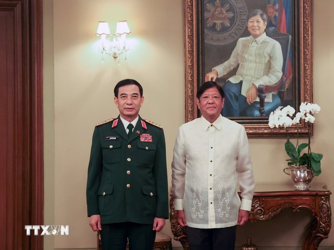 Minister of National Defence General Phan Van Giang (left) and Philippine President Ferdinand Romualdez Marcos Jr. (Photo: VNA)