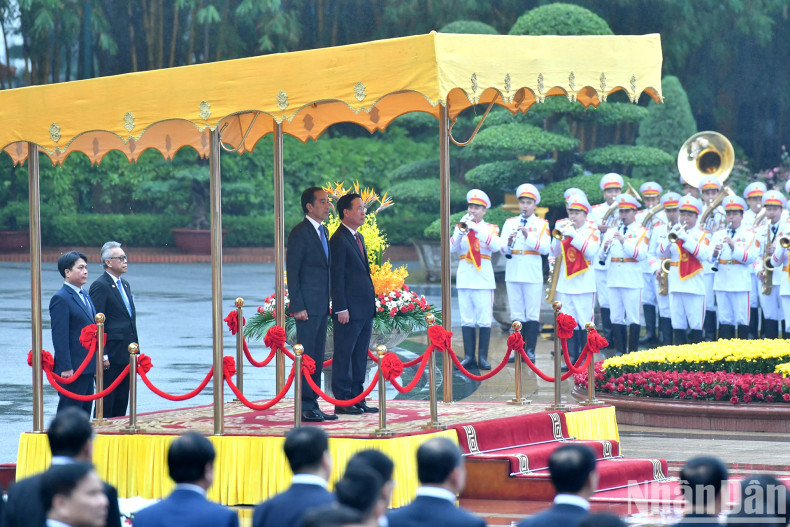 President Vo Van Thuong and Indonesian President Joko Widodo listen to the national anthems of the two countries.