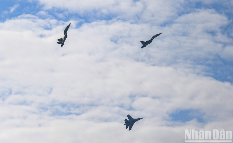 A squadron of Su-30MK2 fighter jets perform an impressive air show at the ceremony.
