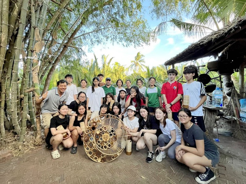 Visitors attend a class on making handicrafts from bamboo and nipa palm. Visitors attend a class on making handicrafts from bamboo and nipa palm.