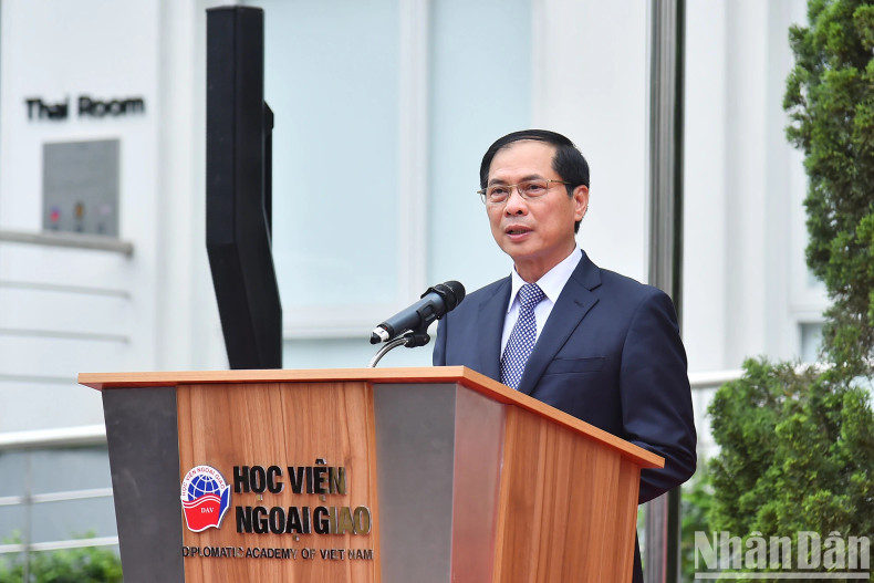 Vietnamese Foreign Minister Bui Thanh Son speaks at the ceremony