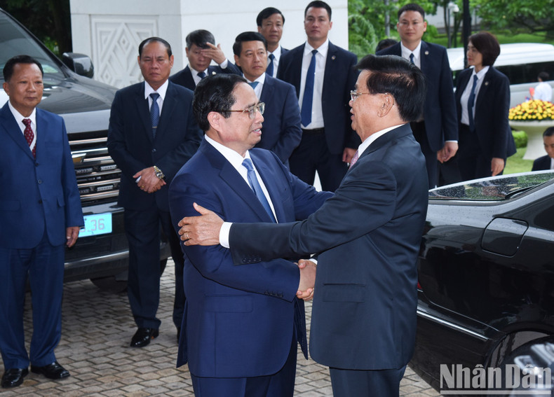 Prime Minister Pham Minh Chinh (L) welcomes Party General Secretary and President of Laos Thongloun Sisoulith.