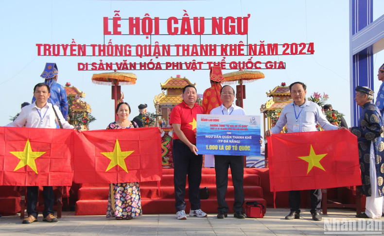 At the event, representatives from Nguoi Lao Dong (The Labourer) Newspaper presented 1,000 national flags and medicine to fishermen in Thanh Khe District. At the event, representatives from Nguoi Lao Dong (The Labourer) Newspaper presented 1,000 national flags and medicine to fishermen in Thanh Khe District.