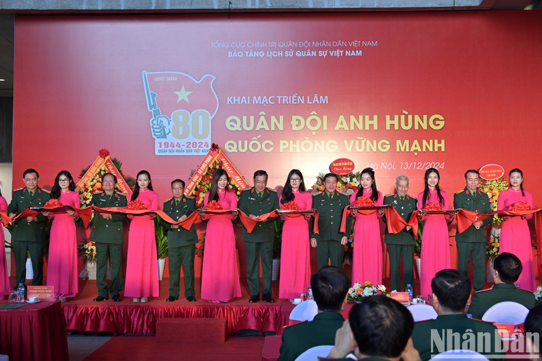 Delegates cut the ribbon to kick off the exhibition. Delegates cut the ribbon to kick off the exhibition.