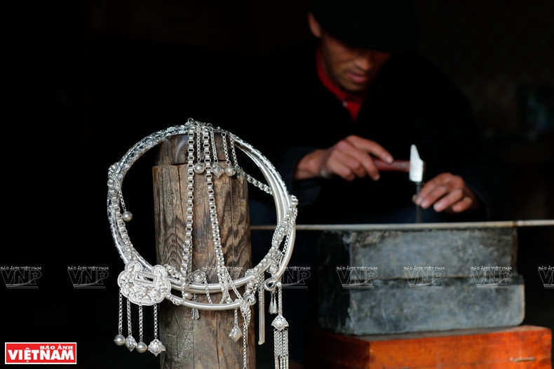 The delicate Mong necklaces are made by Lao Xa craftsmen. (Photo: Vietnam Pictorial) The delicate Mong necklaces are made by Lao Xa craftsmen. (Photo: Vietnam Pictorial)