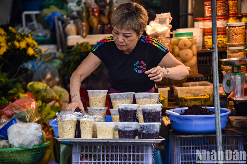 At Hang Be Market, a 1kg box of ‘ruou nep’ is sold from 80,000 VND to 100,000 VND. At Hang Be Market, a 1kg box of ‘ruou nep’ is sold from 80,000 VND to 100,000 VND.
