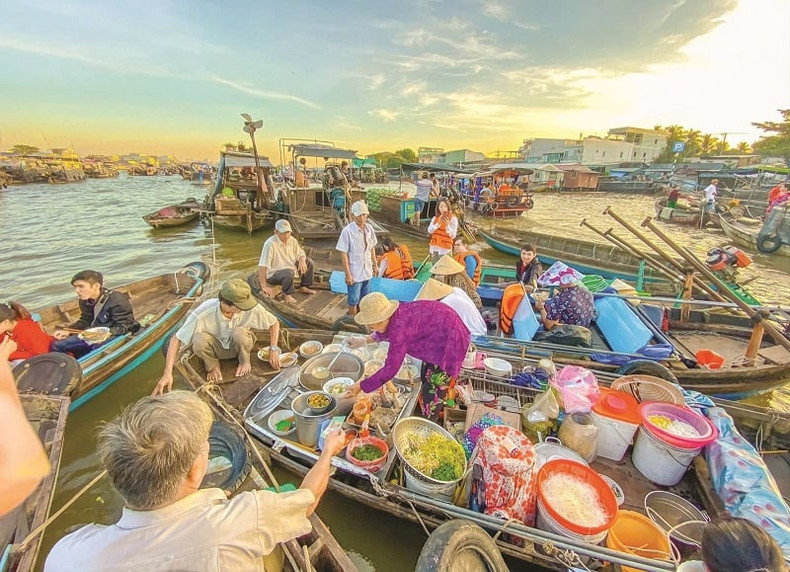 Up to two-thirds of total holidaymakers to Can Tho City join river tours to the Cai Rang floating market.