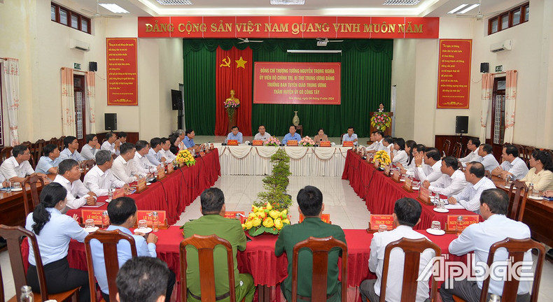 Politburo member, Secretary of the Party Central Committee Nguyen Trong Nghia held meeting with leaders of Go Cong Tay District (Photo: tuyengiaotiengiang.vn) Politburo member, Secretary of the Party Central Committee Nguyen Trong Nghia held meeting with leaders of Go Cong Tay District (Photo: tuyengiaotiengiang.vn)