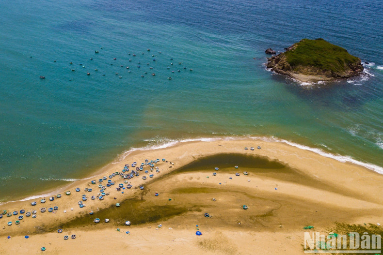 The long coastline creates beautiful natural landscapes. The long coastline creates beautiful natural landscapes.