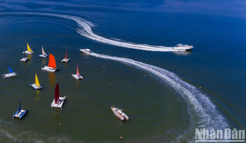 Sea-based tourism generates high economic benefit to coastal provinces and cities. In many central provinces, marine tourism contributes most of the local budget and creates jobs for people. Sea-based tourism generates high economic benefit to coastal provinces and cities. In many central provinces, marine tourism contributes most of the local budget and creates jobs for people.