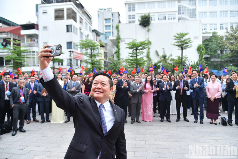 ASEAN Secretary-General Kao Kim Hourn takes a selfie photo with delegates at the ceremony.