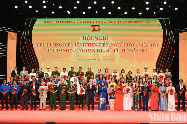 Winners of the “good people, good deeds” title and outstanding citizens of Hanoi honoured at the conference.