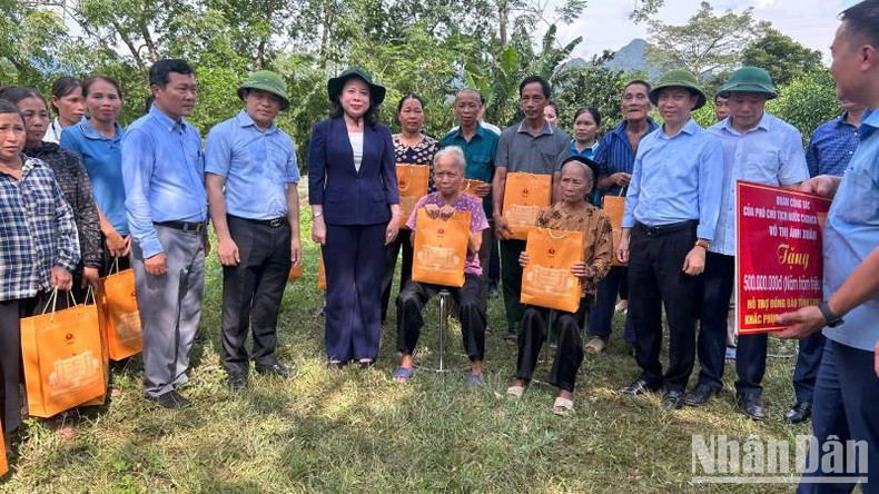 Vice President Vo Thi Anh Xuan delivers gifts to people affected by storms in Huu Lung District, Lang Son Province.