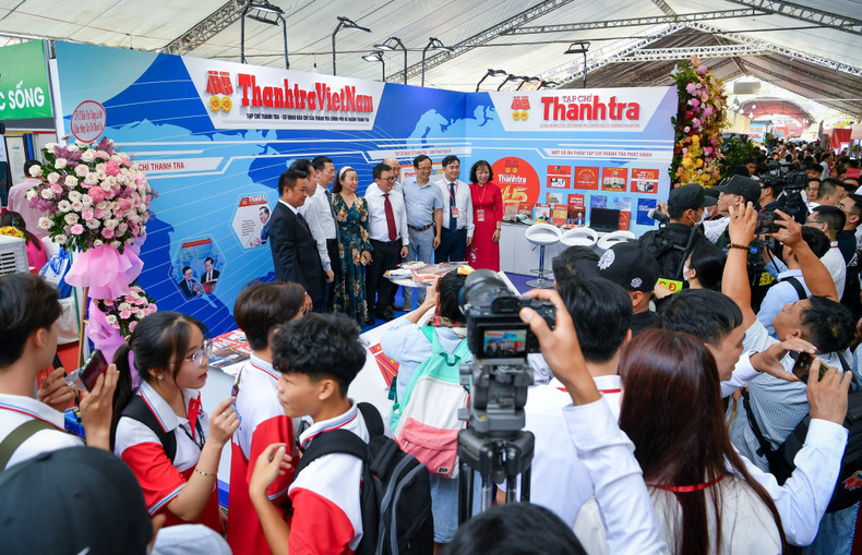 The opening ceremony attracts many visitors The opening ceremony attracts many visitors