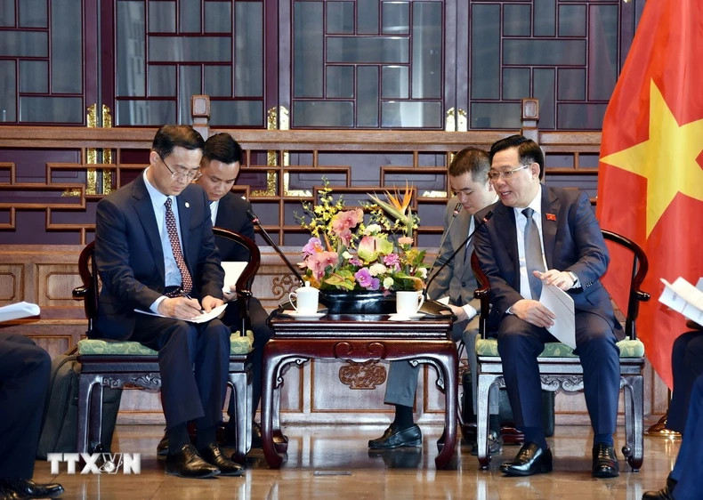 At the meeting, the Vietnamese top legislator suggested that the Energy China Group continue seeking new investment opportunities and expand their energy projects in Vietnam.